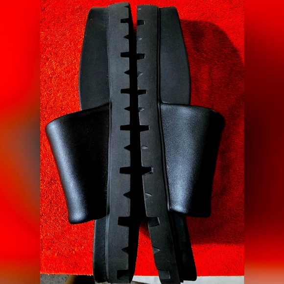 Prada Milano Mens Slides size 8 runs like a 9 - Picture 2 of 3